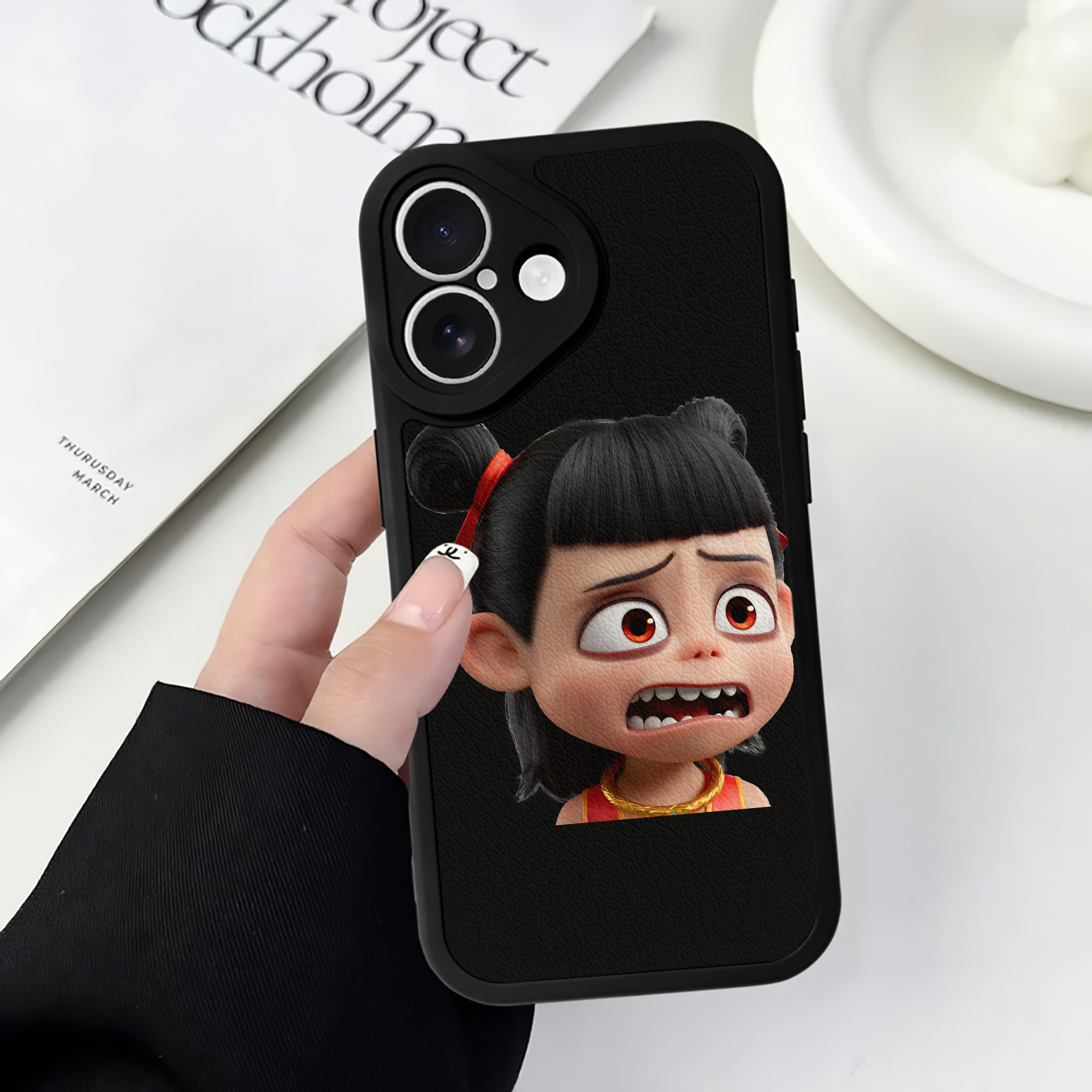 （画像用） Ne Zha 2 ナタ 魔童の大暴れ 【iPhone 16シリーズ対応】シリコンスマホケース（レザー調） 材質：シリコン